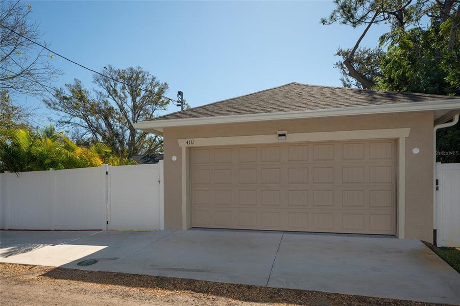 Exterior details and patio area of a home in , St. Petersburg (Image 23).