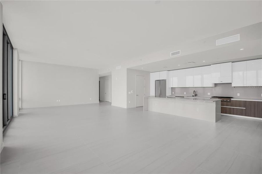 Spacious, unfurnished interior of a new home in , St. Petersburg (Image 18).