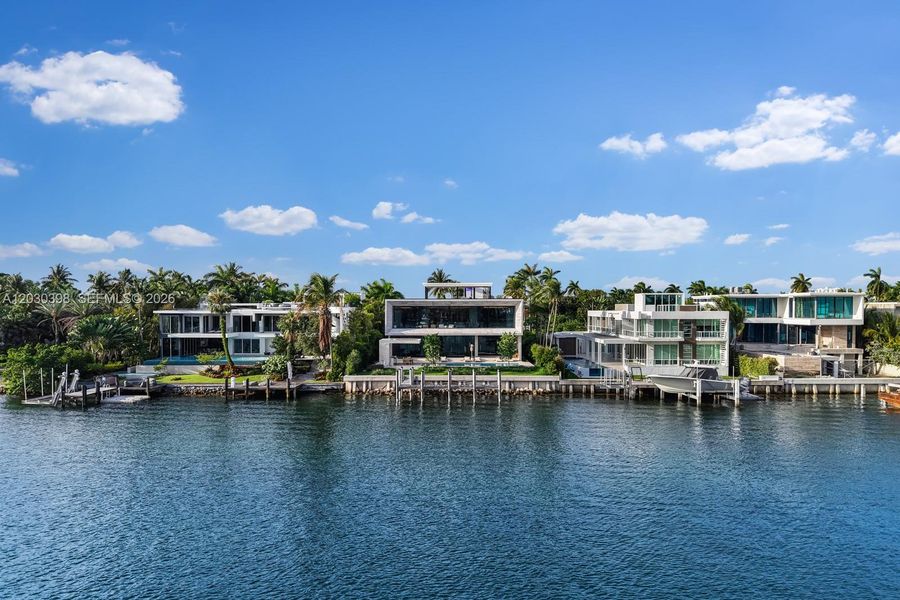 Condo located in Miami Beach, FL showcasing its design and architecture (Image 5).