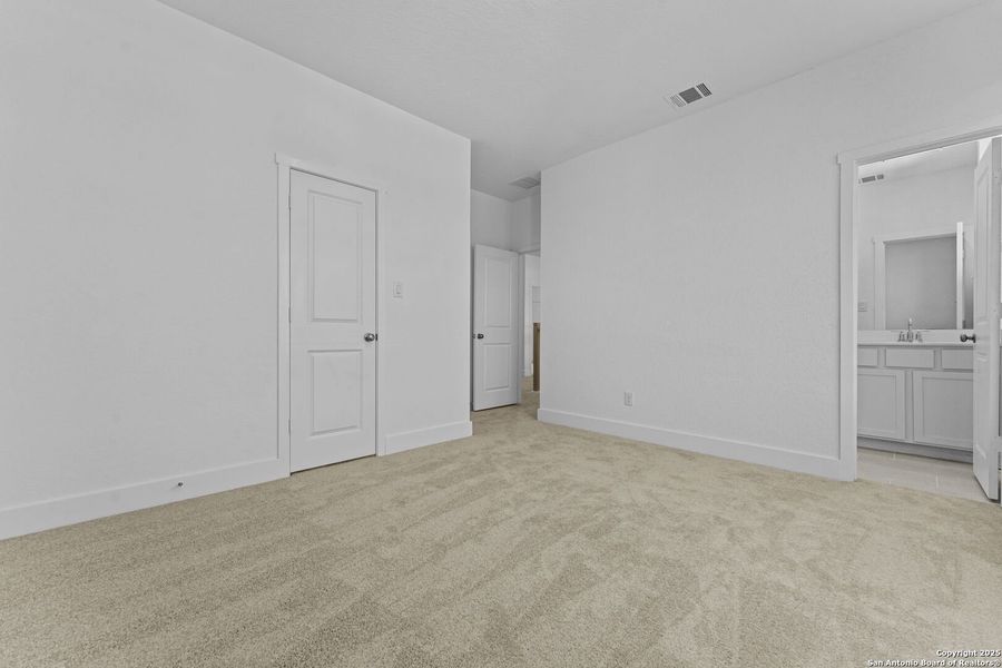 Spacious, unfurnished interior of a new home in Gatehouse: Classic Collection, New Braunfels (Image 18).