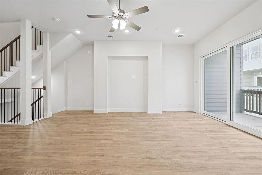 Additional living space featuring light wood-style flooring, a ceiling fan, and recessed lighting