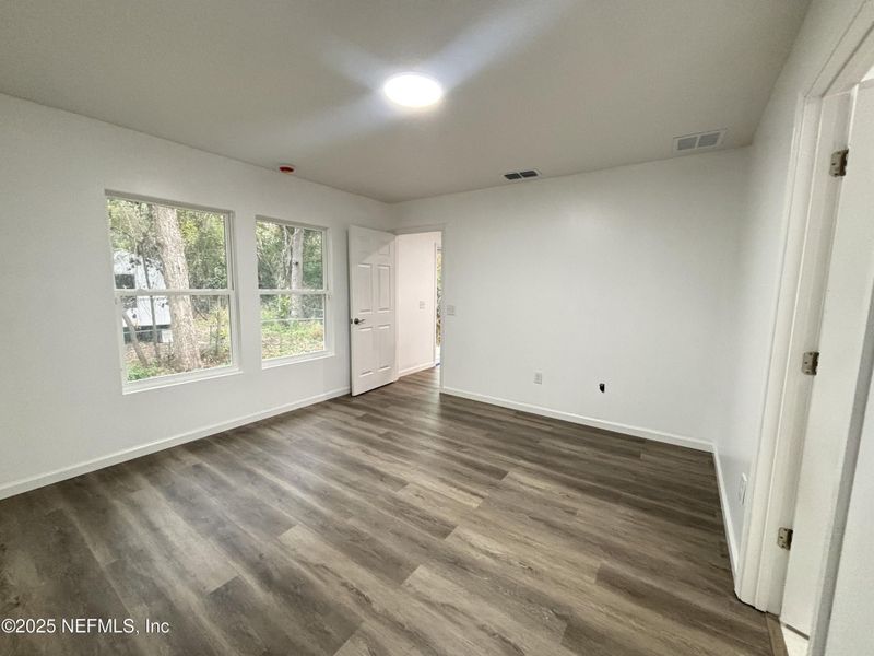 Spacious, unfurnished interior of a new home in , Jacksonville (Image 25).