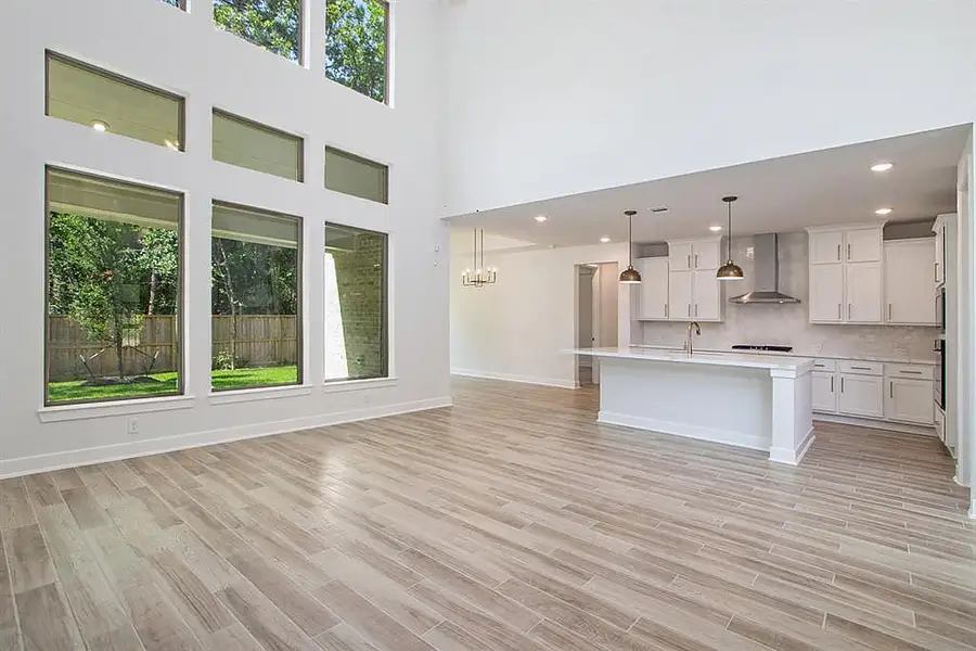Spacious, unfurnished interior of a new home in Cross Creek West, Fulshear (Image 12).