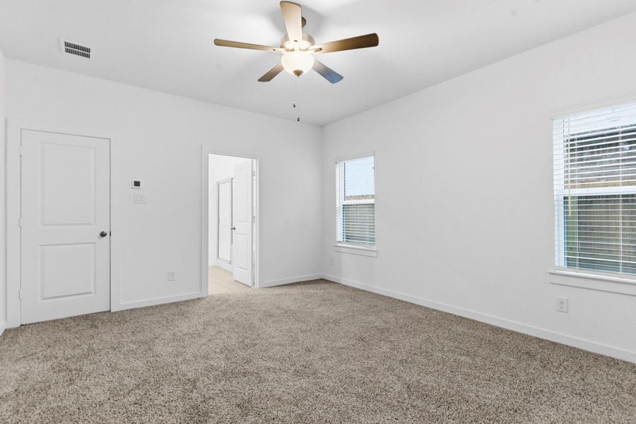 Spacious, unfurnished interior of a new home in Caldwell Crossing, Iowa Colony (Image 13).