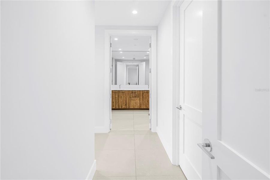 Spacious, unfurnished interior of a new home in , St. Petersburg (Image 23).