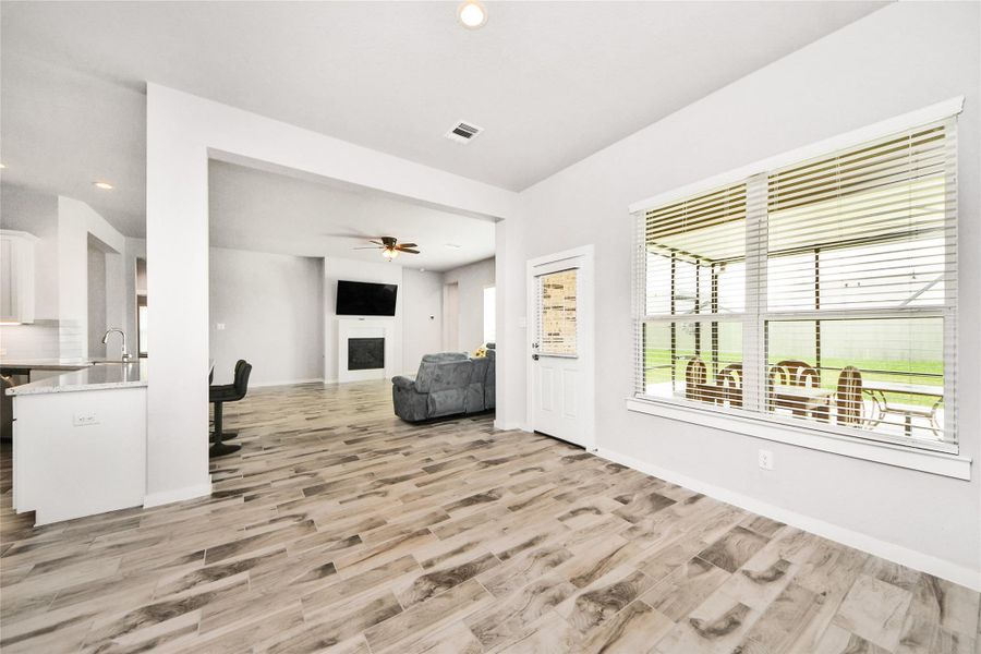 Spacious, unfurnished interior of a new home in Elm Estates, Angleton (Image 24).