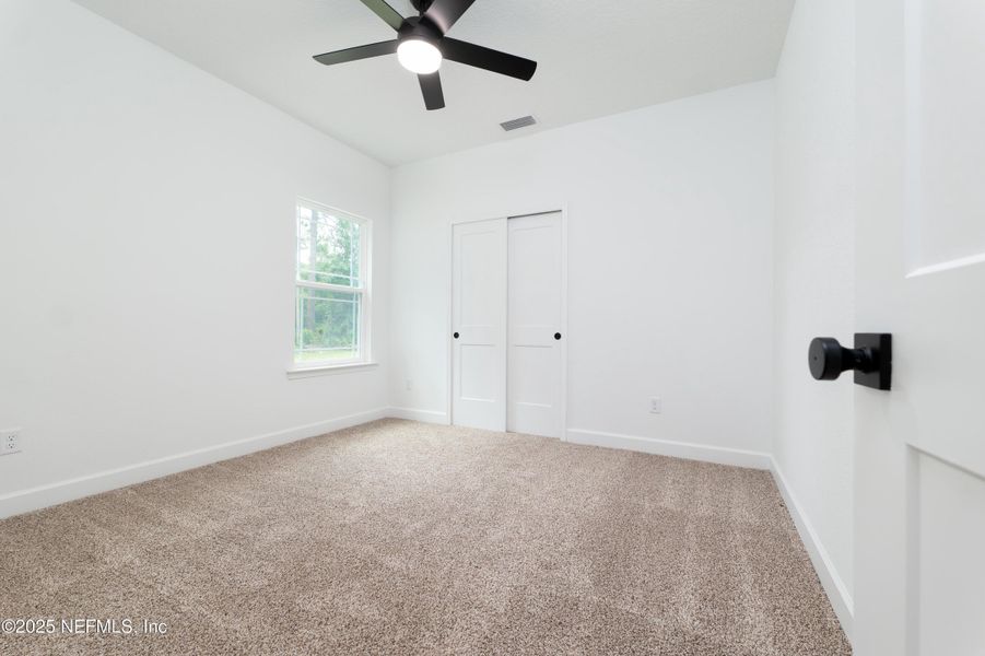 Spacious, unfurnished interior of a new home in , Middleburg (Image 14).