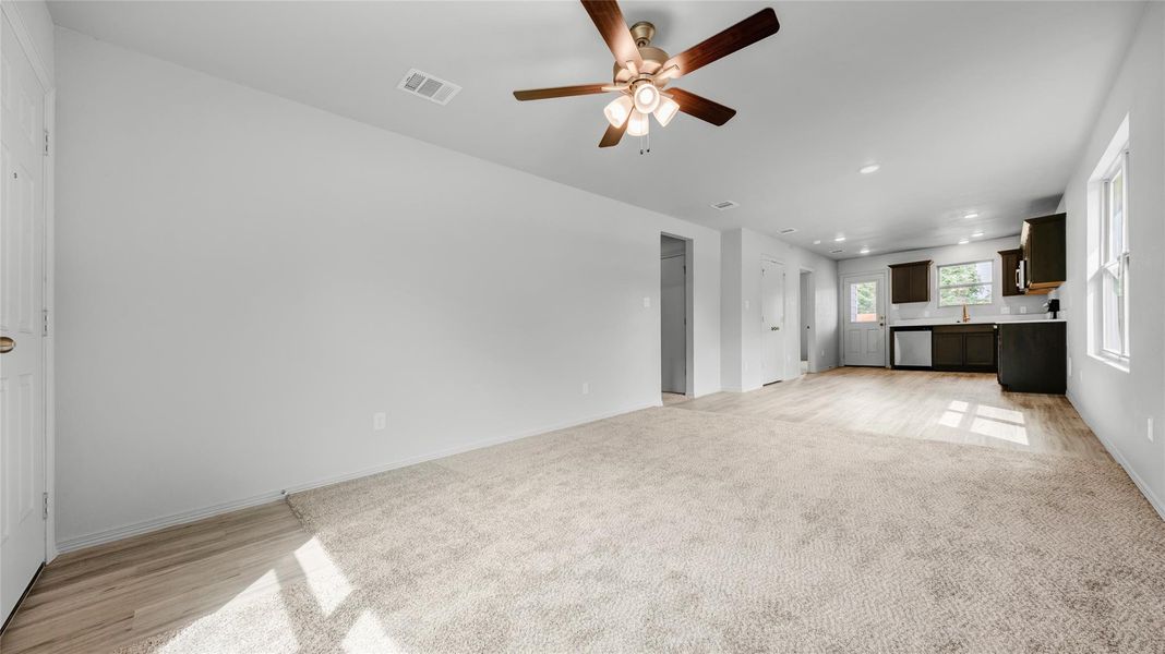 **Photos are sample photos of similar plan. Colors and features might vary** **Photos are sample photos of similar plan. Colors and features might vary**