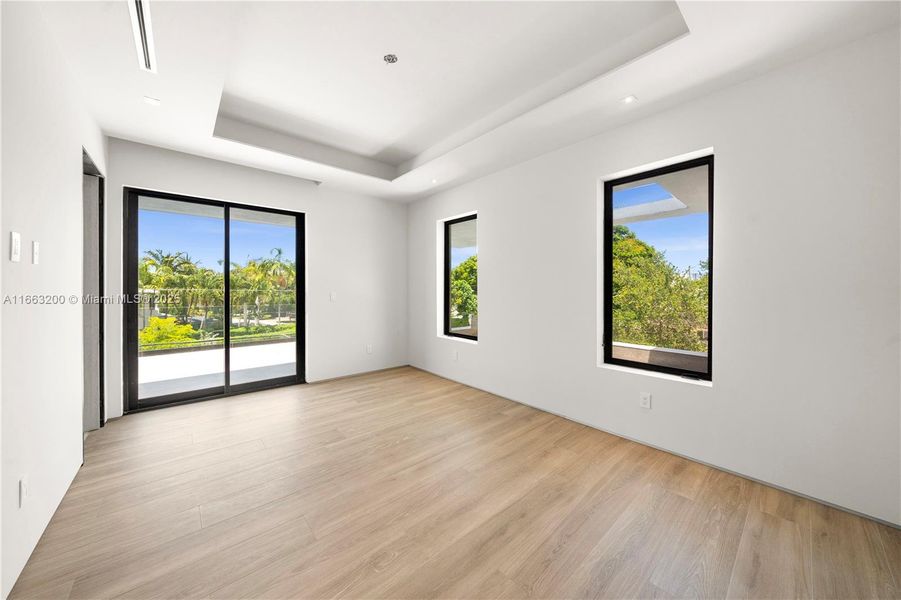 Spacious, unfurnished interior of a new home in , Miami Beach (Image 11).