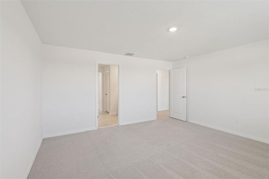 Spacious, unfurnished interior of a new home in Hilltop Vistas, Dade City (Image 29).