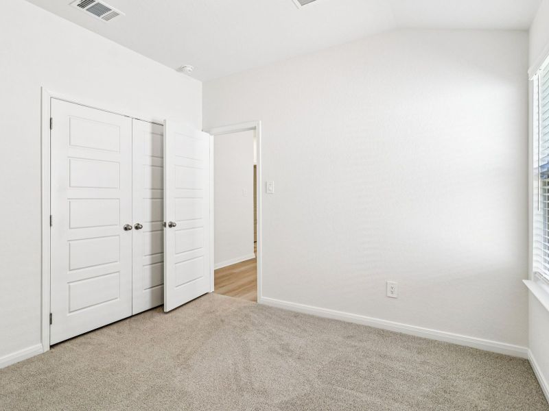 Spacious, unfurnished interior of a new home in Lark Canyon, New Braunfels (Image 33).
