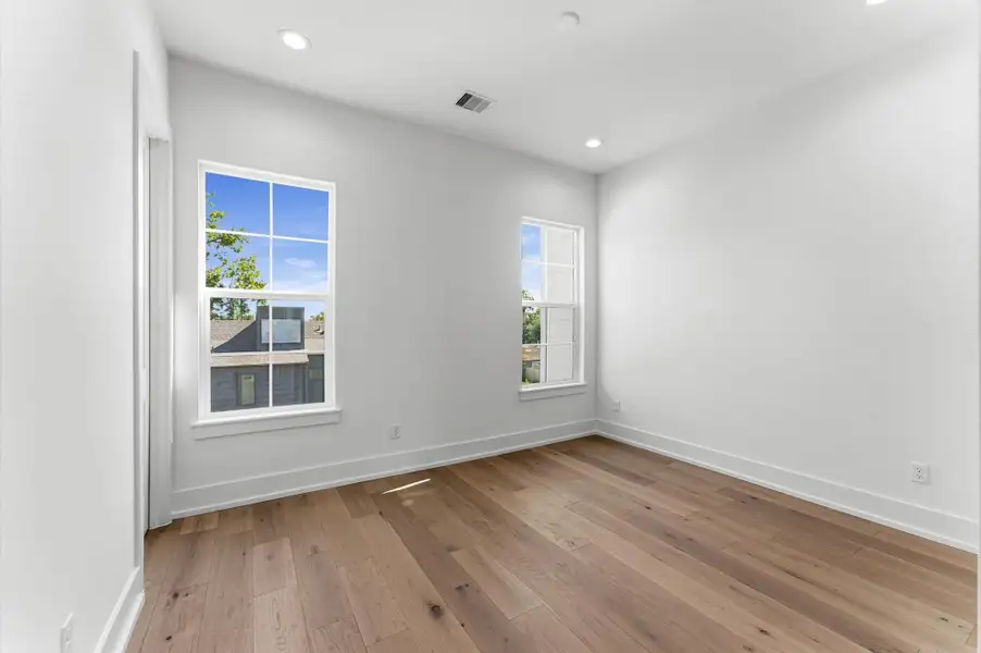 Spacious, unfurnished interior of a new home in , Houston (Image 16).