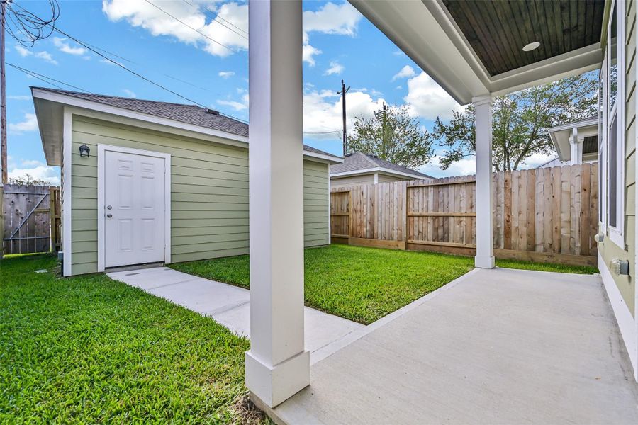 Exterior details and patio area of a home in Pearland Old Townsite, Pearland (Image 29).