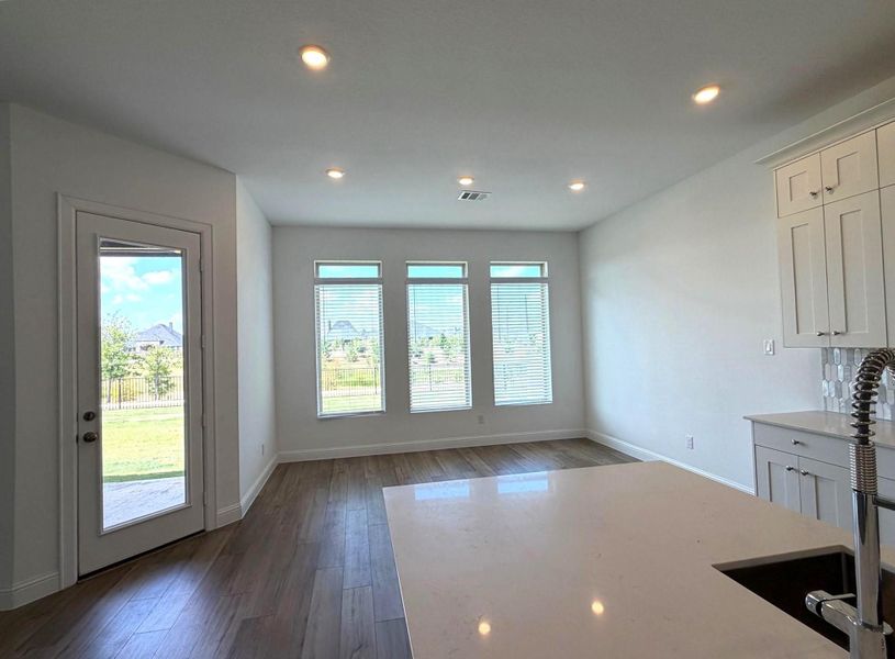 Spacious, unfurnished interior of a new home in Cross Creek West, Fulshear (Image 34).