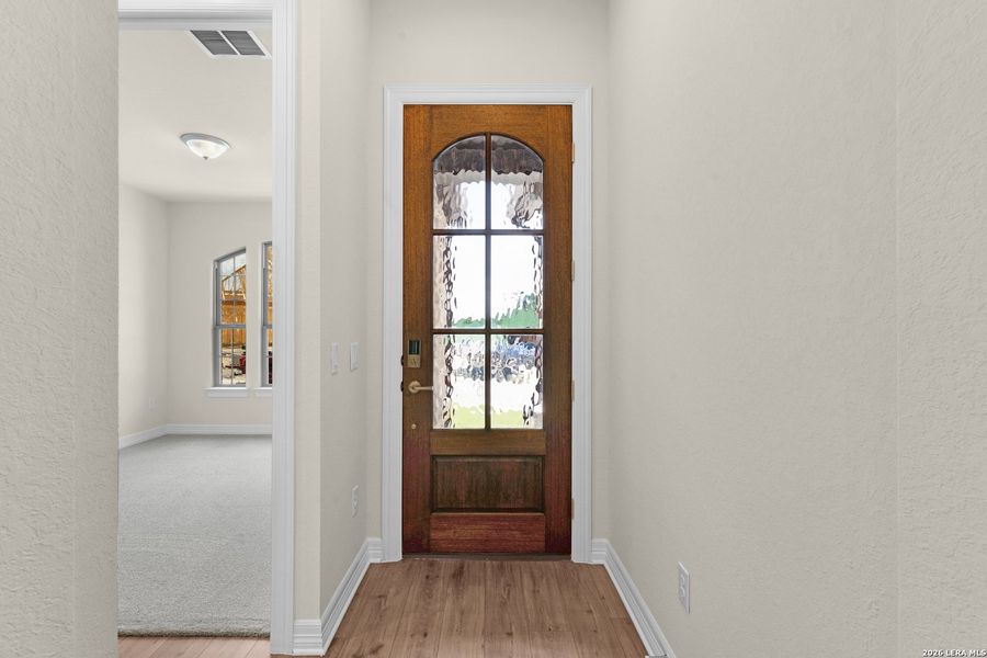 Spacious, unfurnished interior of a new home in Willis Ranch, San Antonio (Image 27).