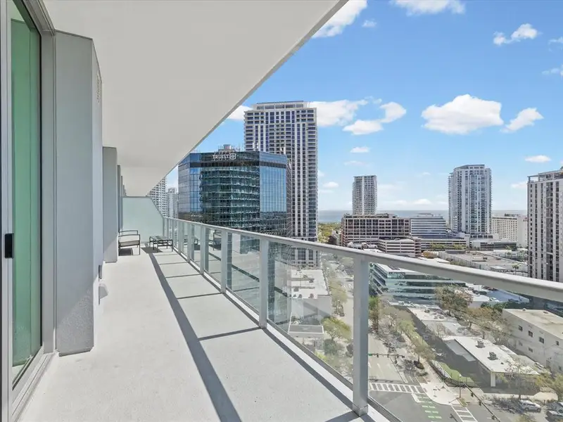 Condo located in St. Petersburg, FL showcasing its design and architecture (Image 32).