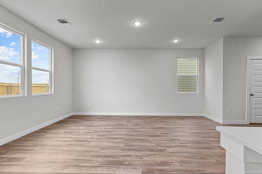 Spacious, unfurnished interior of a new home in Hacienda, San Antonio (Image 10).