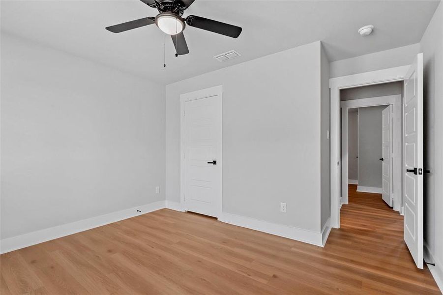 Spacious, unfurnished interior of a new home in , Tolar (Image 26).