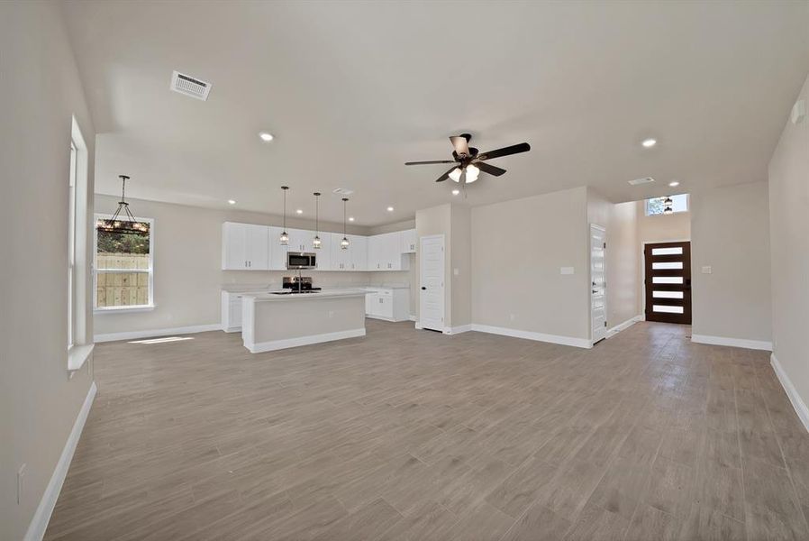Spacious, unfurnished interior of a new home in , Granbury (Image 11).