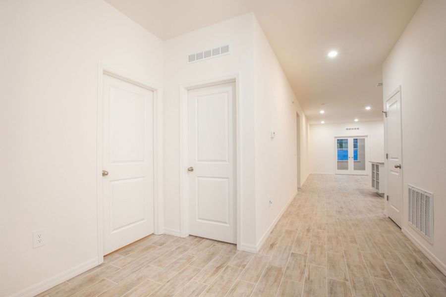 Spacious, unfurnished interior of a new home in Cape Coral, Cape Coral (Image 14).