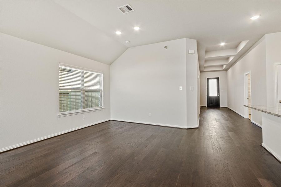 Spacious, unfurnished interior of a new home in Sunterra, Katy (Image 15).