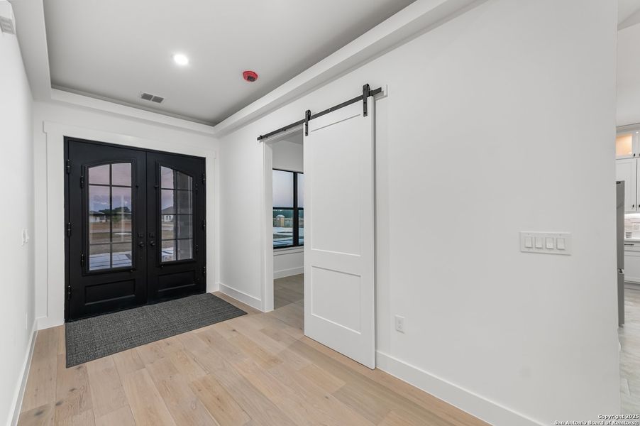 Spacious, unfurnished interior of a new home in , Bandera (Image 42).