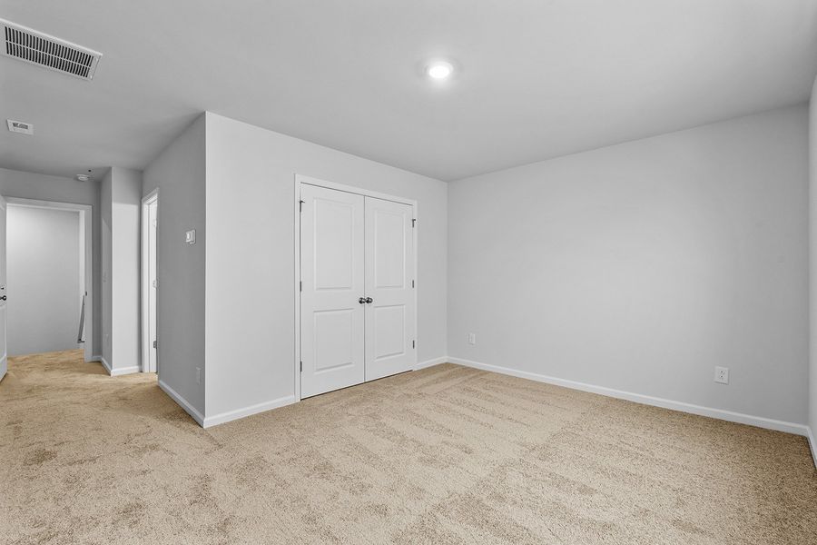 Spacious, unfurnished interior of a new home in Fieldstone, Lexington (Image 27).