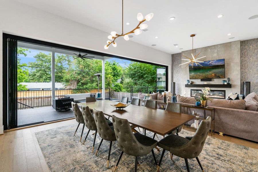 1011 Wynnwood features 30 ft of expanse doors. 1011 Wynnwood features 30 ft of expanse doors.