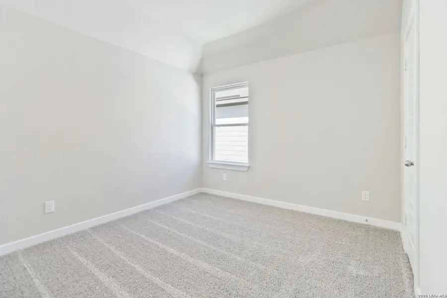 Spacious, unfurnished interior of a new home in Hunters Ranch, San Antonio (Image 20).