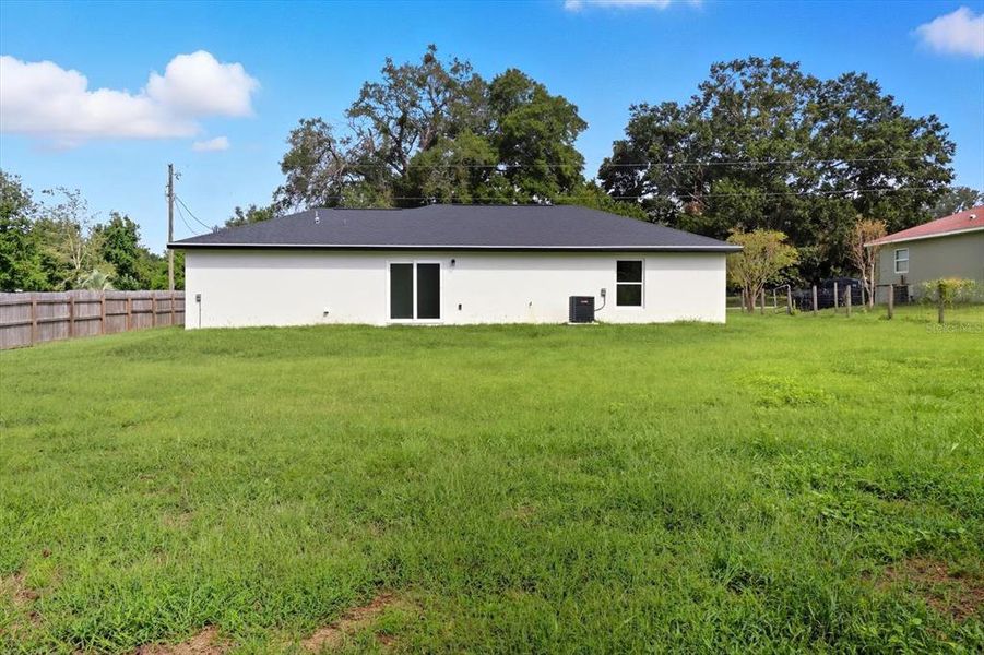 Exterior details and patio area of a home in , Dunnellon (Image 30).