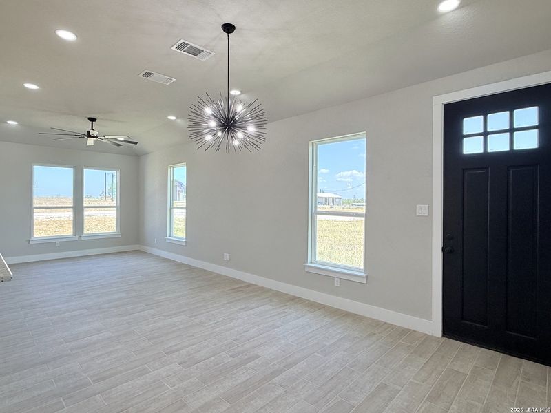 Spacious, unfurnished interior of a new home in , La Vernia (Image 25).