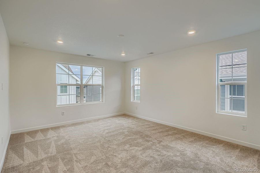 Spacious, unfurnished interior of a new home in Parterre, Thornton (Image 11).