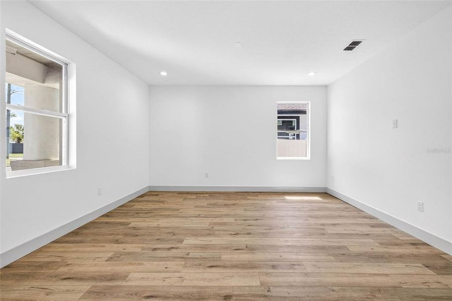 Spacious, unfurnished interior of a new home in , St. Petersburg (Image 34).