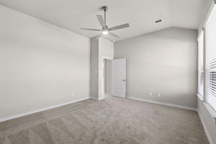 Spacious, unfurnished interior of a new home in Barton Creek Ranch, Conroe (Image 31).