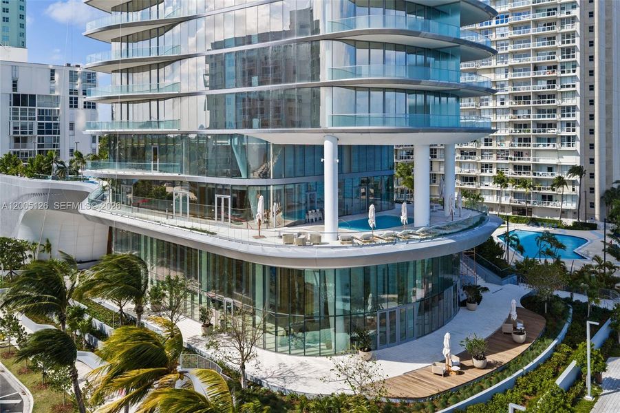 Condo located in Miami, FL showcasing its design and architecture (Image 16).