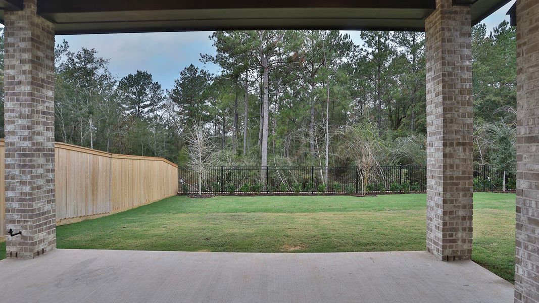Exterior details and patio area of a home in Kresston 65', Magnolia (Image 2).
