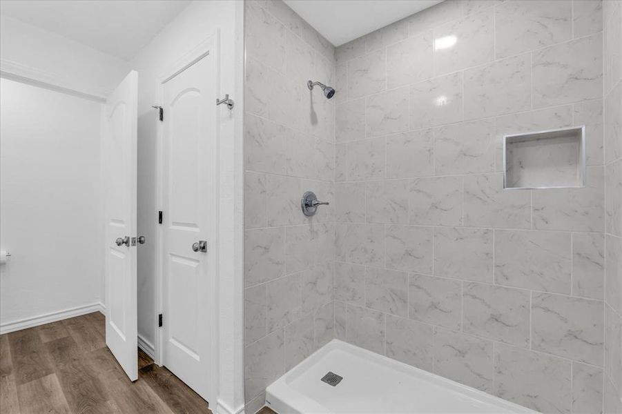 Furnished interior view inside a new home in , Riesel (Image 9).