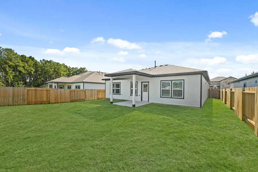 Exterior details and patio area of a home in Magnolia Springs, Montgomery (Image 4).