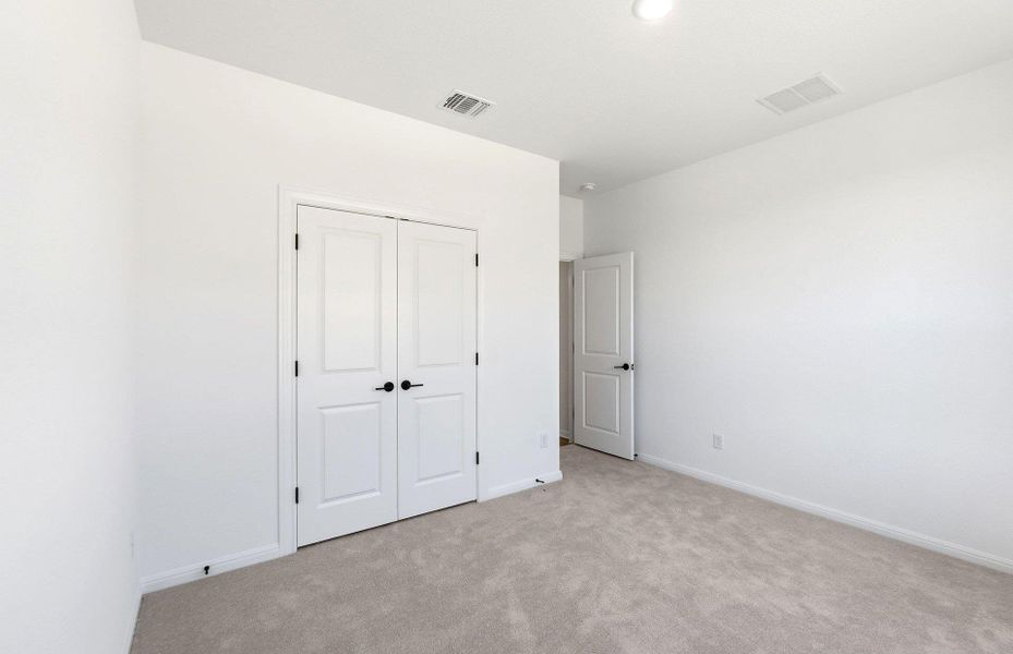 Spacious, unfurnished interior of a new home in Crescent Bluff, Georgetown (Image 24).