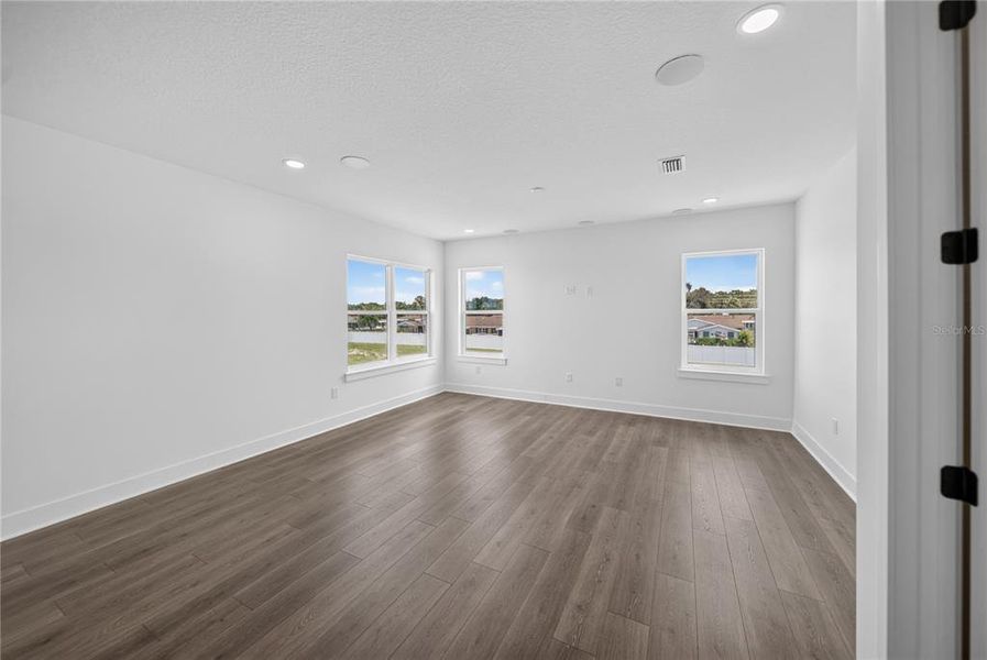 Spacious, unfurnished interior of a new home in Gracewater at Sarasota, Sarasota (Image 28).
