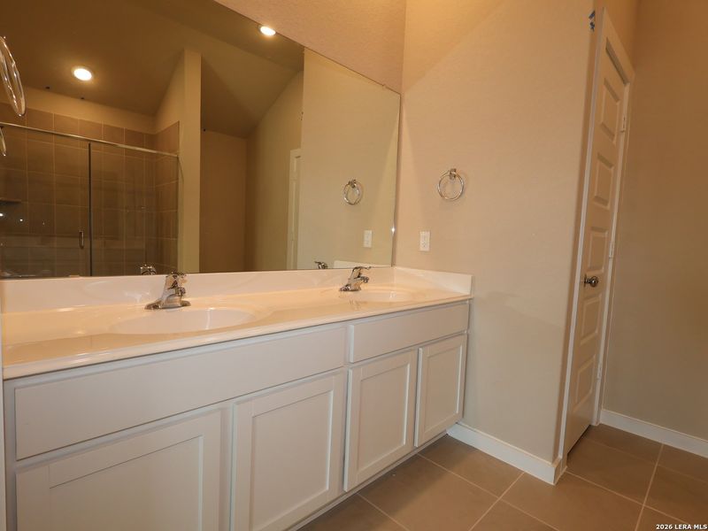 Furnished interior view inside a new home in Cinco Lakes, San Antonio (Image 10).