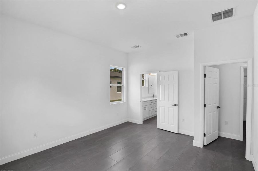 Spacious, unfurnished interior of a new home in , Dunnellon (Image 26).