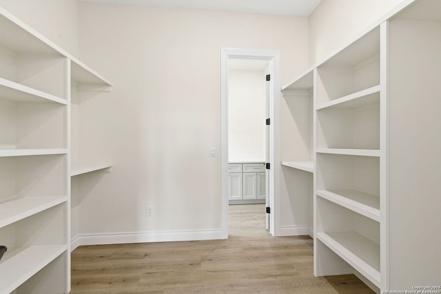 Spacious, unfurnished interior of a new home in , Bandera (Image 32).