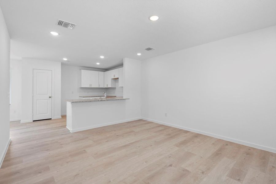 Spacious, unfurnished interior of a new home in Stokesbury, Waller (Image 19). Spacious, unfurnished interior of a new home in Stokesbury, Waller (Image 19).