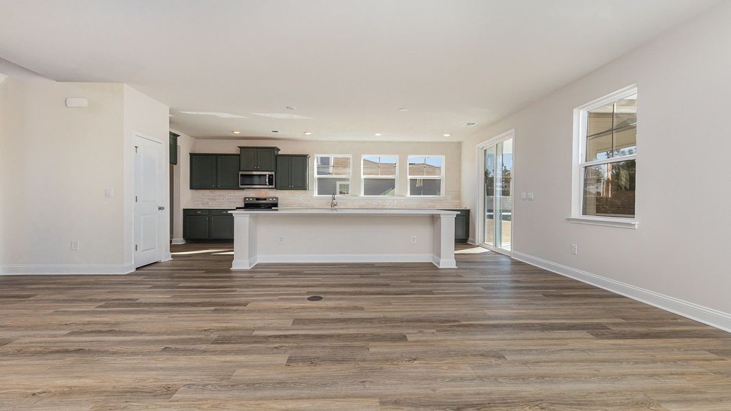 Spacious, unfurnished interior of a new home in The Preserve at Shaftesbury Glen, Conway (Image 10).
