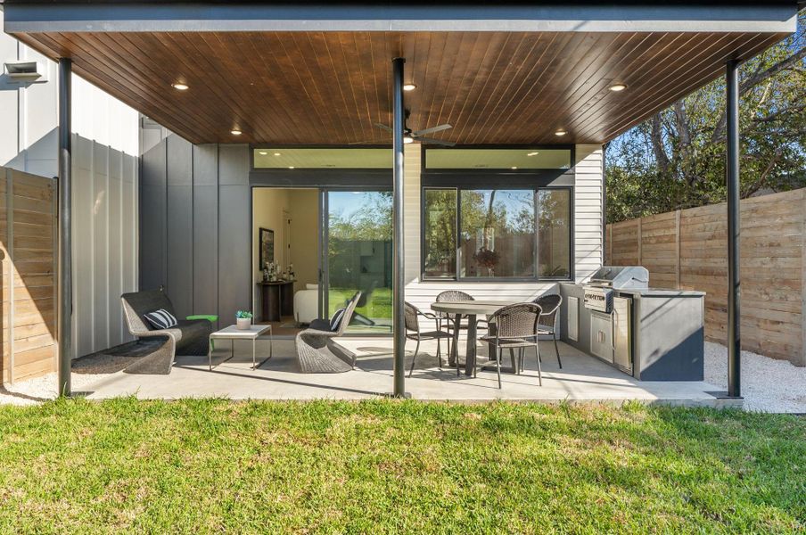 modern backyard porch/ outdooor kitchen