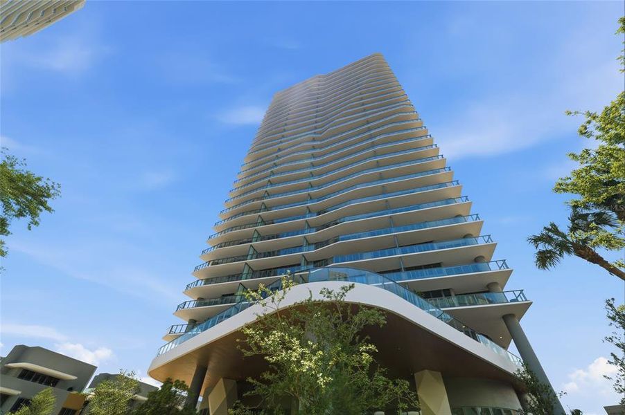 Condo located in Tampa, FL showcasing its design and architecture (Image 37).