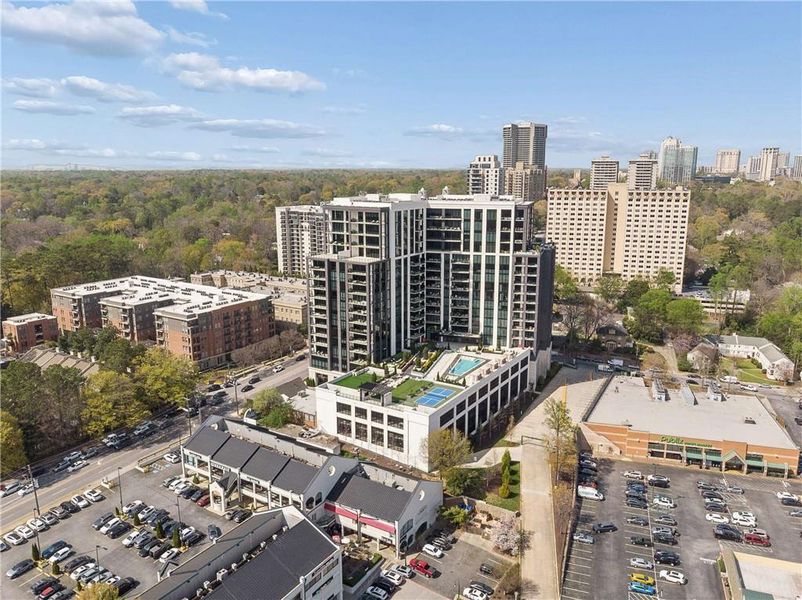 Condo located in Atlanta, GA showcasing its design and architecture (Image 24).