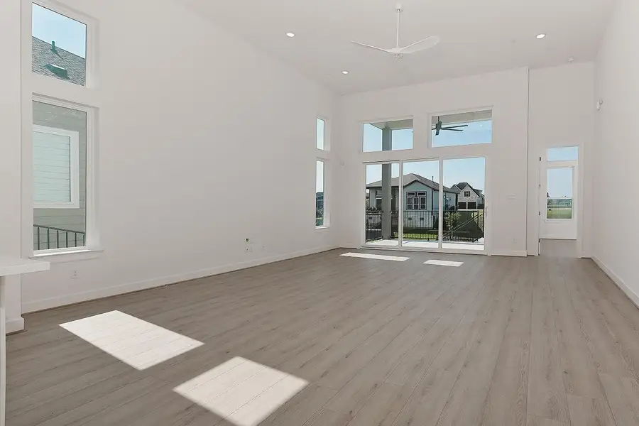 Spacious, unfurnished interior of a new home in Lake Breeze, Willis (Image 25).