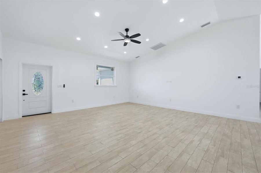 Spacious, unfurnished interior of a new home in , Placida (Image 15).